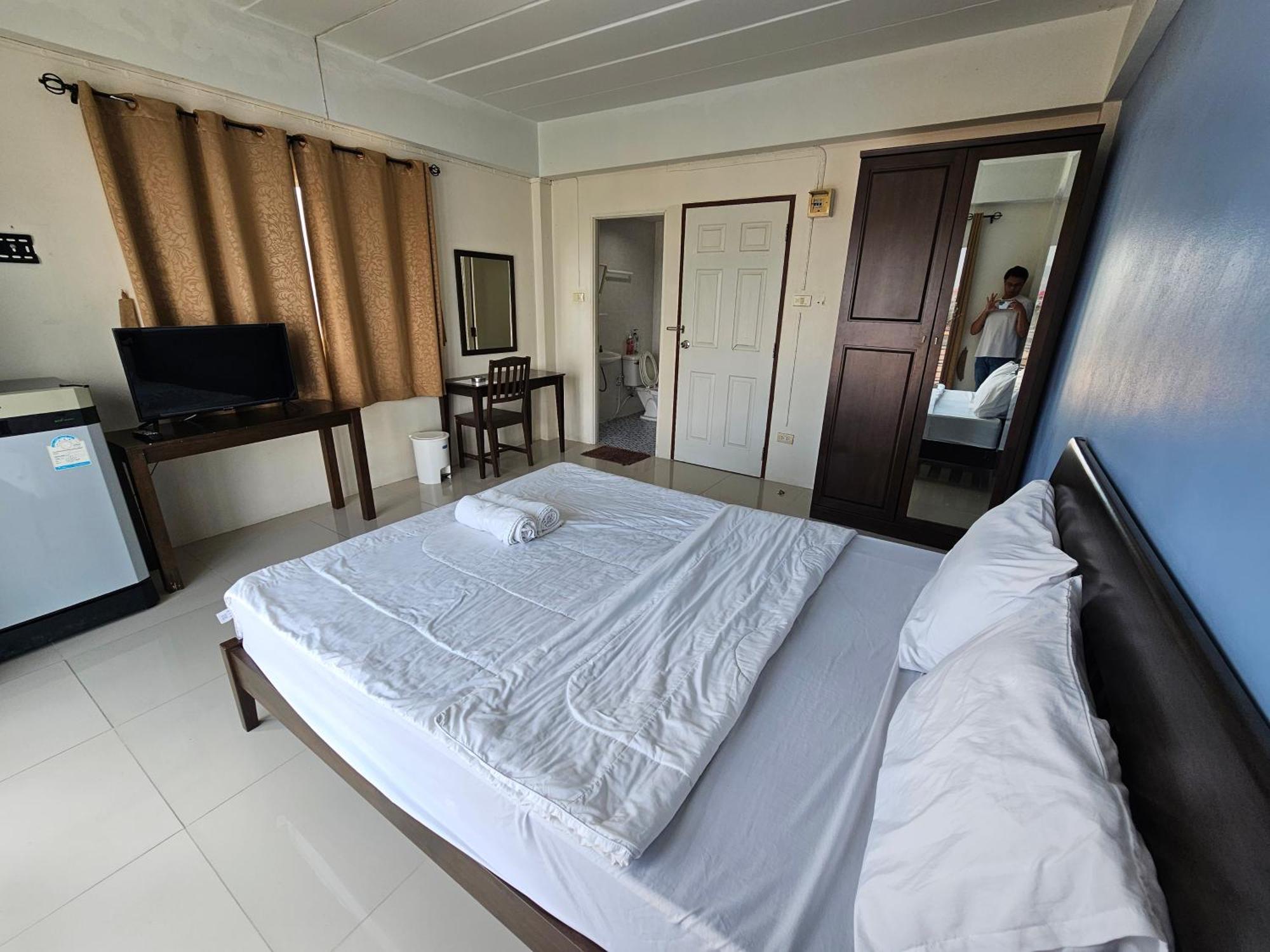 Si Fah At Bangsaen Hotel Ban Rong Khoei Экстерьер фото